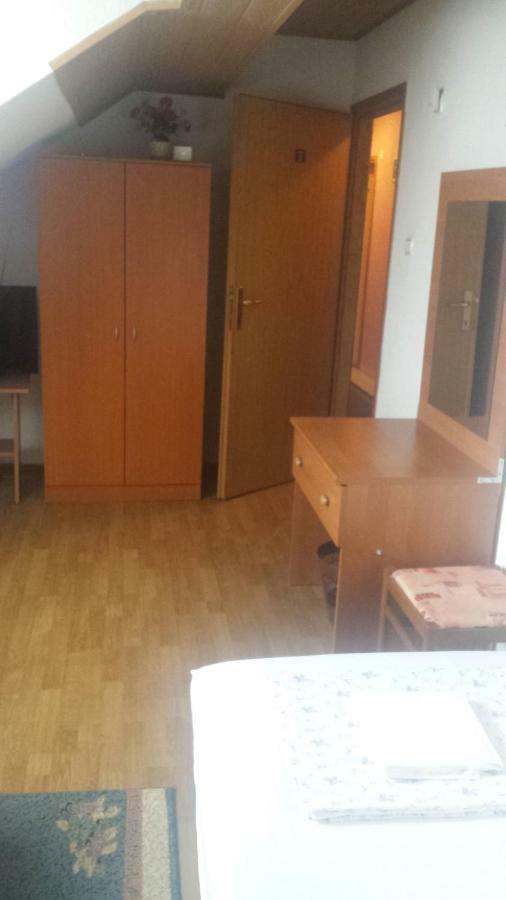 Rooms Mostanje 卡尔洛瓦茨 外观 照片